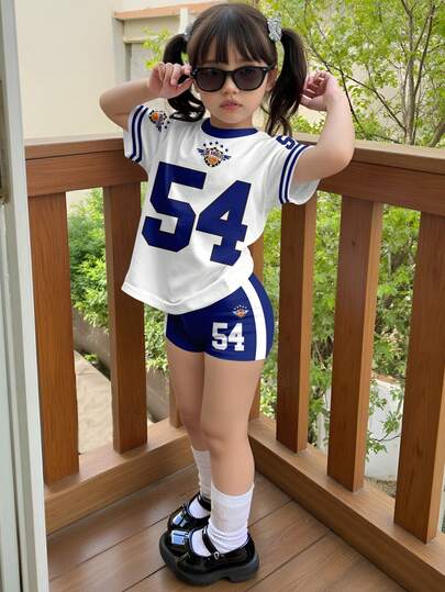 SHEIN Set de 2 piezas de pantalón corto y blusa de manga corta de estilo minimalista casual para niña, adecuado para el verano, con estampado gráfico numérico 54 clásico y estampado del logo del campus, apto para deportes y campus