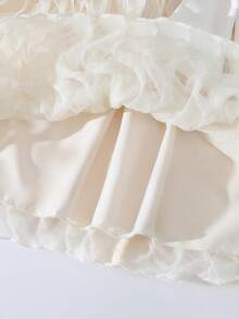 SHEIN 女婴立体蝴蝶结A字连衣裙。精致的花朵图案增添了一丝活力与灵动。A字裙摆设计优雅大方，尽显小女孩的甜美气质。无论是玩耍、居家、花园派对还是特殊场合，都能让小公主自信闪耀，成为众人瞩目的焦点。 - 杏色 - 查看 8