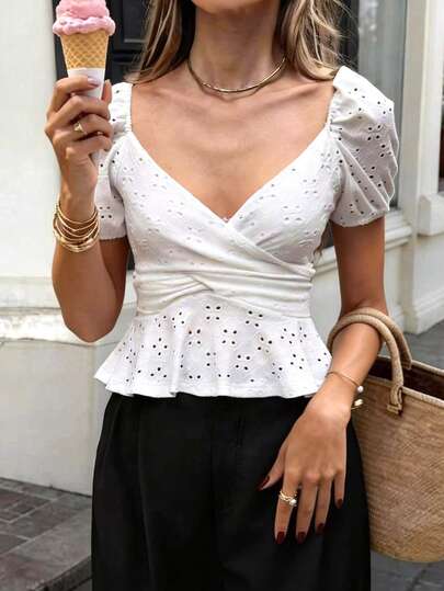 Pariaura 2026春夏新款法式甜美风白色镂空泡泡袖上衣，提花针织面料，交叉V领+后背系带，通勤约会皆宜，尽显温柔气质；精致镂空纹理，清爽透气；荷叶边下摆收腰设计；纯白色百搭各种通勤约会装扮，轻松捕捉法式甜美少女风情；女士夏季新款上衣，女士上衣，女士修身上衣，女士法式优雅通勤上衣