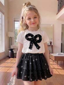 SHEIN Bộ 2 món cho bé gái mùa hè, gồm áo thun ngắn tay cổ tròn in hình bướm và chân váy xinh xắn, thích hợp cho kỳ nghỉ hè, đi biển, dã ngoại, mang phong cách retro đa năng. - Đen và trắng - Xem 4