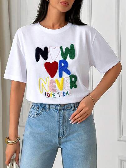 EURMUSE Kleurrijk geborduurd T-shirt voor dames – Casual, losvallend T-shirt met korte mouwen voor de zomer, T-shirt met "Now Or Never"-letterprint, wit katoen-polyester, geschikt voor dagelijks gebruik, trendy streetwear-look.