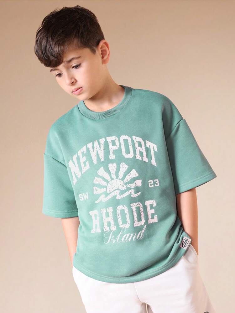 Set estivo oversize da ragazzo con maglietta grafica vintage di Newport, Island e pantaloncini casual, composto da una t-shirt a girocollo a maniche corte e pantaloncini con vestibilità rilassata