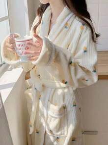 1 Bộ đồ ngủ dài bằng vải flannel dễ thương với họa tiết củ cà rốt hoạt hình. Đây là một bộ đồ mặc nhà giữ ấm được lựa chọn kỹ lưỡng, dày dặn, ấm áp, thoải mái và mềm mại, thích hợp cho các quý cô mặc như áo choàng ngủ hàng ngày ở nhà vào mùa thu và mùa đông. - Nhiều màu - Xem 4