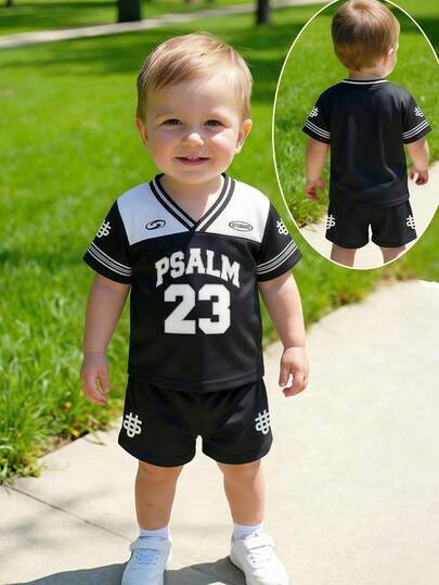 SHEIN Playful Pals 2 piezas Conjunto deportivo de camiseta de manga corta con cuello en V y estampado de SALMO23 y pantalones cortos para bebés/niños pequeños, diseño de cuello en V con tela de malla, estilo deportivo americano, conjunto de ropa deportiva, adecuado para el verano, talla 6M-3T