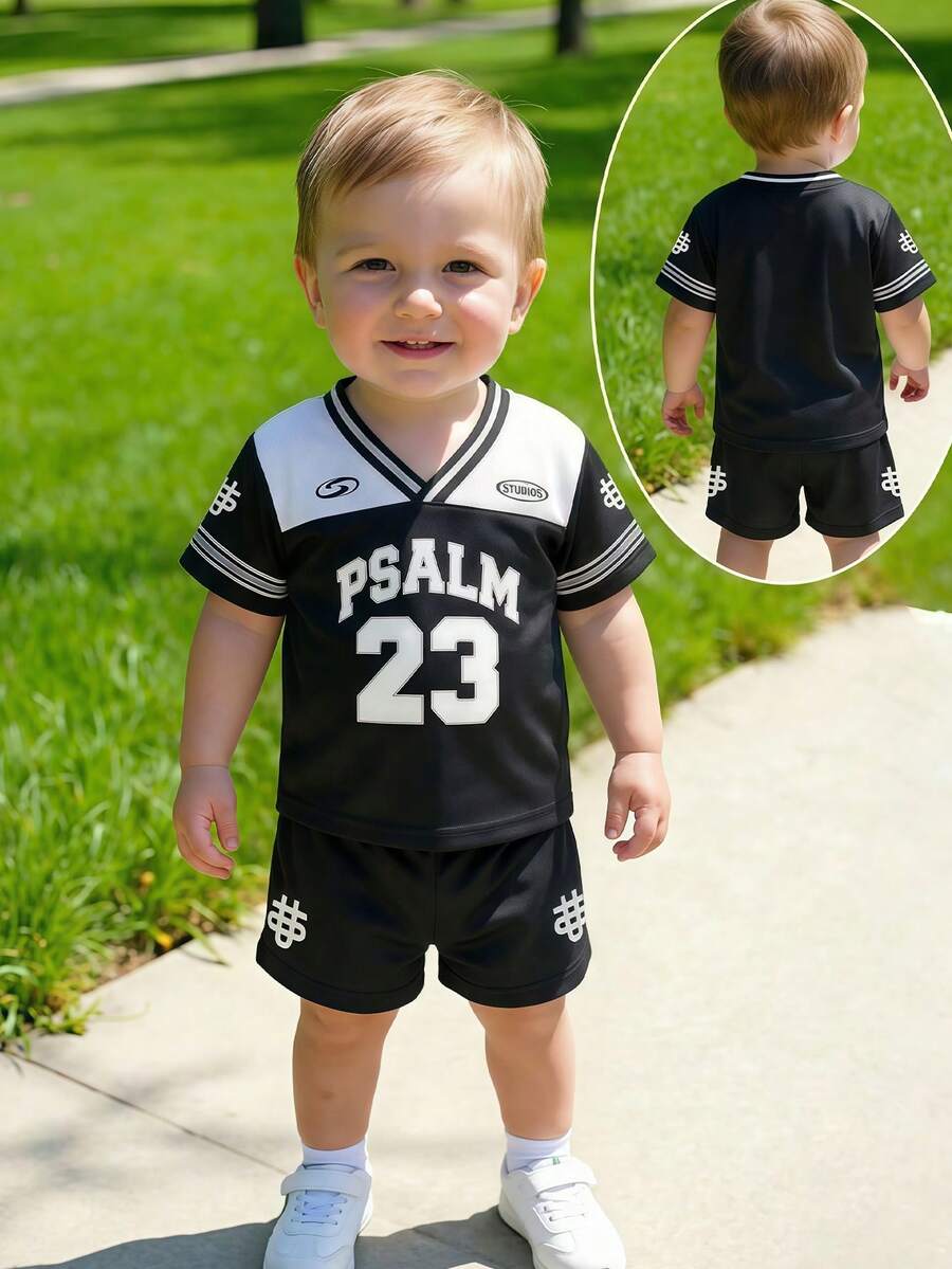 SHEIN Playful Pals Bộ đồ thể thao 2 món cho bé trai sơ sinh/trẻ nhỏ, in chữ PSALM23, cổ chữ V phối màu, tay ngắn và quần short, thiết kế cổ chữ V với chất liệu vải lưới, phong cách thể thao Mỹ, bộ đồ năng động, thích hợp cho mùa hè, phù hợp cho bé từ 6 tháng đến 3 tuổi. - Đen và trắng - Xem 1