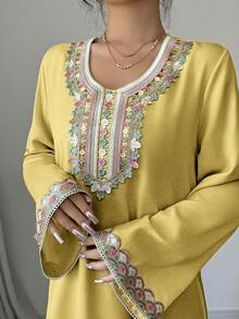 Al Najma 女士优雅阿拉伯风格长袖连衣裙，饰有精美贴花 - 黃色 - 查看 4