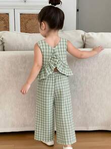 SHEIN Genkimix Kids Bộ 2 món cho bé gái, áo không tay và quần họa tiết kẻ caro phối bèo nhún ở gấu quần. - màu xanh lá - Xem 1