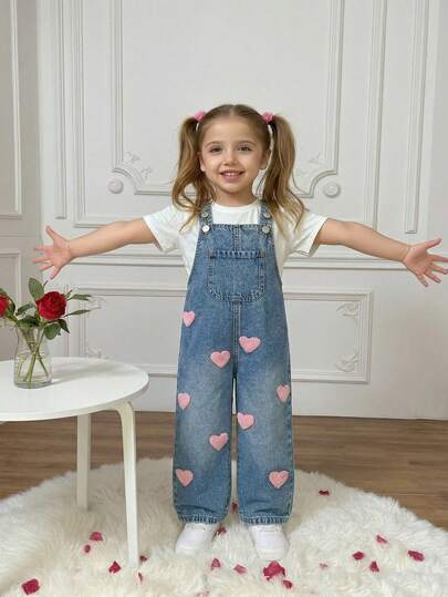 女童牛仔背带裤/连体裤，新款时尚可爱街头风爱心刺绣宽松直筒牛仔背带裤，休闲舒适易穿，可搭配简约T恤或衬衫，另有卡通图案设计可选，适合学校、户外活动、旅行、亲子活动、派对等各种场合。