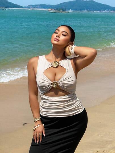 Sunnyshic Blusa elegante de talla grande para mujer, de unicolor, con tela de punto de alta elasticidad, decoración de hebilla metálica brillante, diseño hueco en el pecho, cintura plisada y ceñida, cuello redondo, ideal para fiestas, reuniones, citas nocturnas, San Valentín, citas románticas y de uso versátil, sin mangas