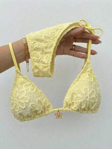 Swim Mod Set de 2 piezas Bikini de estilo influencer para vacaciones con parte superior tipo halter con decoración de flor metálica y triángulo de tela de unicolor de girasol para mujeres - Amarillo - Ver 8