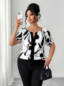 Elenzga Camisa de manga corta con cuello de barco, decoración de botones metálicos y estampado patchwork de impresión mixta aleatoria, talla grande - Blanco y Negro - Ver 8