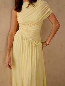 Enchnt Vestido midi de cintura alta con cuello asimétrico y cintura fruncida - Amarillo - Ver 2