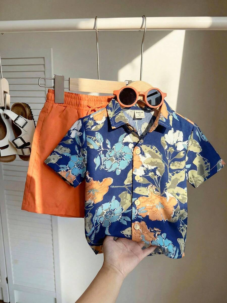 SHEIN Bộ 2 món cho bé trai, gồm áo sơ mi ngắn tay cổ Hawaii in hình cây cỏ dễ thương và quần short, thoải mái, đa năng, phù hợp cho mùa xuân/hè, mặc hàng ngày, thể thao, dã ngoại, đi học, dự tiệc, lễ hội, chụp ảnh, tựu trường, kỳ nghỉ, đi biển. - Nhiều màu - Xem 1