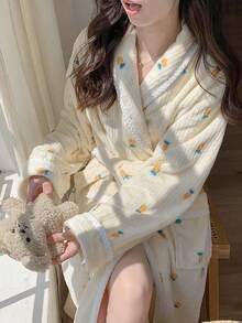 1 Bộ đồ ngủ dài bằng vải flannel dễ thương với họa tiết củ cà rốt hoạt hình. Đây là một bộ đồ mặc nhà giữ ấm được lựa chọn kỹ lưỡng, dày dặn, ấm áp, thoải mái và mềm mại, thích hợp cho các quý cô mặc như áo choàng ngủ hàng ngày ở nhà vào mùa thu và mùa đông. - Nhiều màu - Xem 5