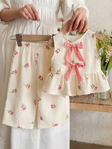 Emery Rose Kids Emery Rose Kids Bộ 2 món gồm áo thun cổ tròn kẻ caro dệt kim và quần ống rộng thoải mái cho bé gái. - trắng - Xem 4