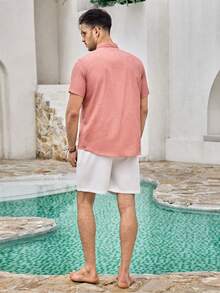 Conjunto de camisa con botones y pantalones cortos para hombre de Mercer Haus, para vacaciones de verano y uso en la playa - Rosa - Ver 2