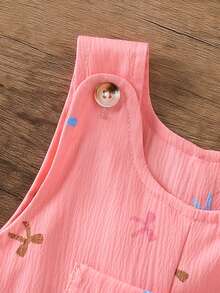 SHEIN Playful Pals 女婴/男女通用0-3岁春秋季蝴蝶印花褶皱面料围兜裤套装，休闲风格，胸前口袋装饰，适合户外玩耍休闲 - 粉色 - 查看 3