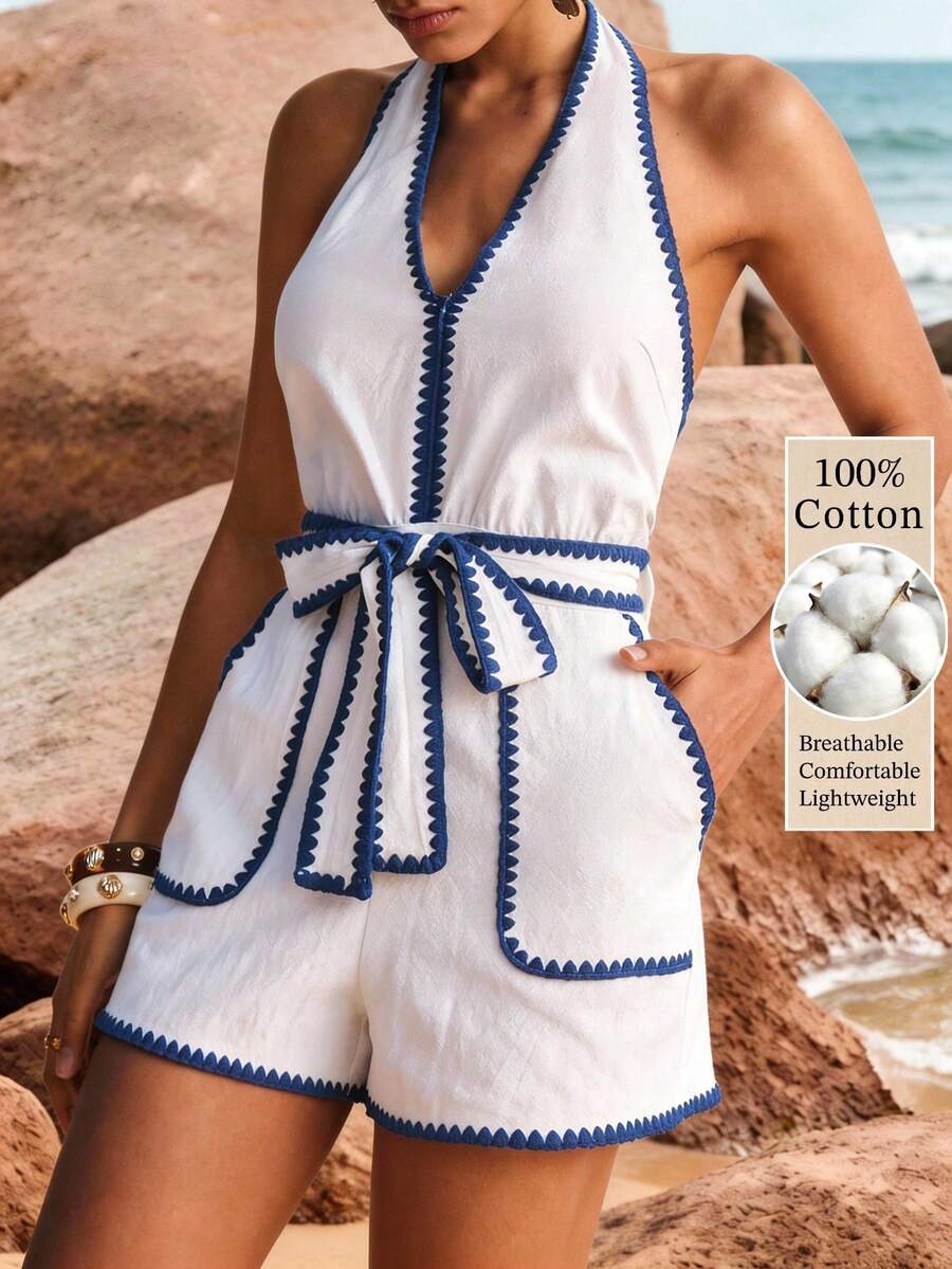 Poéselle 女士夏季时尚休闲露背吊带连体裤，配腰带，适合夏季音乐节、假日约会、海滩度假等场合。白色纯棉连体裤，饰有撞色蓝色刺绣滚边，搭配刺绣腰带，度假风带口袋。女士夏季服装，包括圣托里尼岛度假装、邮轮度假装、海滩度假装等。2026夏季新款，休闲夏季服装，时尚夏季服装，新品上市。