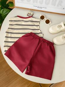 SHEIN 2 pièces Ensemble Top sans manches imprimé rayé et short de couleur unie confortable et polyvalent pour jeunes garçons - Rouge - Voir 2