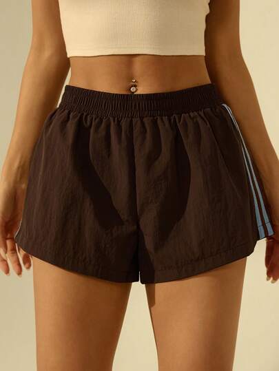 SHEIN PETITE Quần short nữ cạp chun, sọc bên hông, dáng rộng, thích hợp mặc mùa hè, mùa đông, Giáng sinh, năm mới, phong cách thường ngày, đi chơi, thể thao, quần short màu nâu kiểu Y2K.