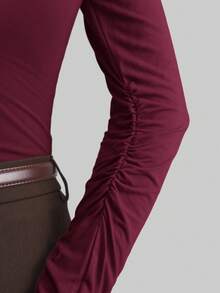 Ontre Áo nữ dáng dài tay cổ tròn màu đỏ tía trơn, thiết kế bất đối xứng, cài cúc kim loại ở eo, kiểu dáng thường ngày, phù hợp cho công sở, đi làm hoặc sinh hoạt hàng ngày. Trang phục công sở thanh lịch. - Màu Đỏ Sâu - Xem 5