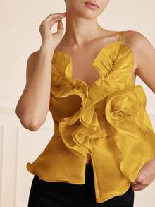 Aveloria Rosie 香槟金无袖上衣，轻盈透视质地，层叠荷叶边下摆装饰，细肩带设计，露肩性感款式，适合晚宴、派对和时尚场合，凸显腰部曲线，荷叶边下摆设计，丝滑闪亮面料。关键词：荷叶边下摆上衣，露肩设计，透视上衣，细肩带，波浪荷叶边下摆，丝绸上衣，晚礼服，性感时尚，派对。光泽浪漫飘逸荷叶边花卉装饰女士吊带背心。 - 黃色 - 查看 1