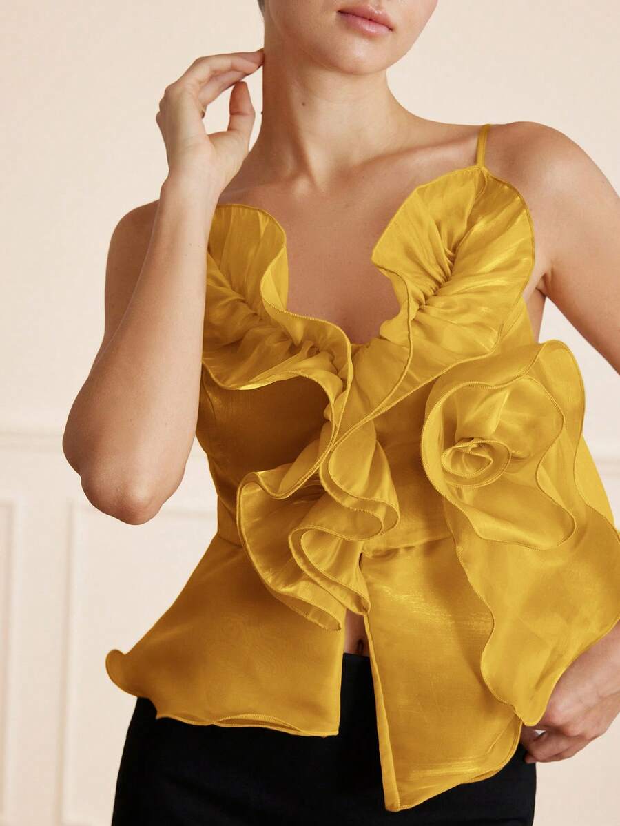 Aveloria Rosie 香槟金无袖上衣，轻盈透视质地，层叠荷叶边下摆装饰，细肩带设计，露肩性感款式，适合晚宴、派对和时尚场合，凸显腰部曲线，荷叶边下摆设计，丝滑闪亮面料。关键词：荷叶边下摆上衣，露肩设计，透视上衣，细肩带，波浪荷叶边下摆，丝绸上衣，晚礼服，性感时尚，派对。光泽浪漫飘逸荷叶边花卉装饰女士吊带背心。 - 黃色 - 查看 1