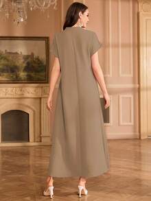 Al Najma Vestido elegante con cuello Mandarín, mangas raglán y bordado floral en el cuello - Marrón - Ver 2