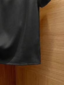 Franclia Blus Pullover Lengan Pendek Model Baru Gaya Prancis yang Modis, Warna Polos, Kerah Bulat, Belahan, dan Dekorasi Mutiara untuk Wanita, Musim Semi/Panas - Hitam - View 4