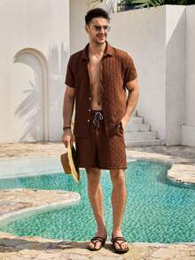 Mercer Haus Chemise boutonnée unie et shorts pour hommes pour l'été, convenant pour les vacances tropicales d'été à Hawaï. - Marron - Voir 1