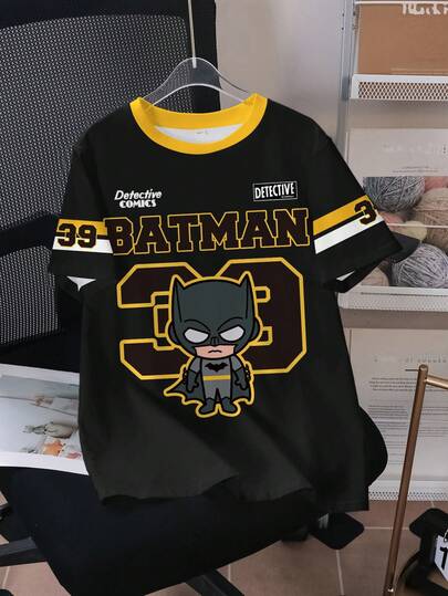 BATMAN X SHEIN Áo thun ngắn tay cổ tròn phối màu dành cho bé trai tuổi teen, in chữ và hoạt hình.