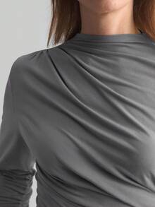 SHEIN X Scot Louie Ontre Áo thun nữ tay dài cổ đứng xếp ly dáng cơ bản, thiết kế mới mùa Xuân/Hè 2026, thanh lịch, phù hợp cho công sở và đi làm. - Màu xám đen - Xem 2