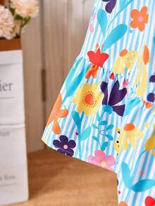 Vestido para niñas preadolescentes, con base de rayas azul y blanco, con estampados florales coloridos y lindos diseños de abejas impresos en la falda, lleno de vitalidad primaveral. Diseño calado en la espalda, combinado con un lazo rojo prominente, tanto lindo como exquisito. Las mangas acampanadas y el bajo con volantes le dan un toque dulce y alegre, el estilo general es animado y adorable, muy adecuado para salidas diarias o uso en vacaciones, mostrando por completo la inocencia y el encanto de la infancia. - Multicolor - Ver 5