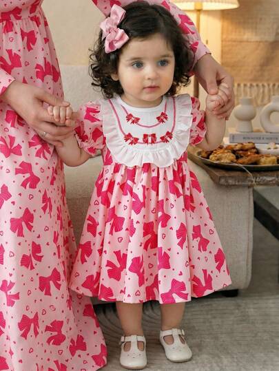 SHEIN 优雅粉色蝴蝶结印花，可爱卡通公主图案印花，女婴休闲优雅可爱泡泡袖甜美荷叶边短袖连衣裙公主裙，适合春夏日常、节日、居家、度假等场合，春夏穿搭，轻松舒适，充满春日气息，适合婴幼儿和女童的春夏连衣裙，时尚女婴，休闲装，春夏服装，新款，春夏时尚，夏季连衣裙，度假风情，闪耀如金