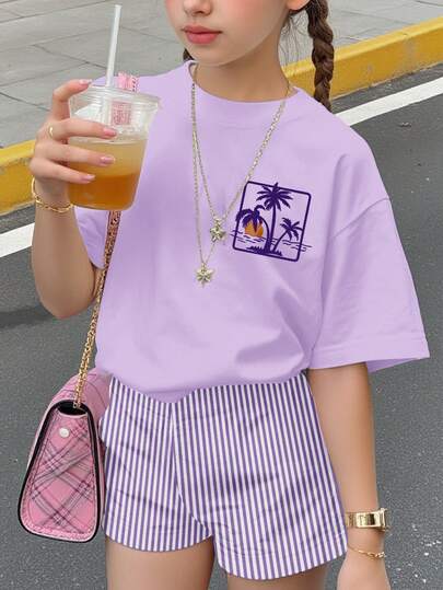 2 piezas Conjunto de camiseta de manga corta de cuello redondo y pantalones cortos con estampado de palmeras en color crema, morado y rayas moradas, adecuado para primavera/verano, estilo diario, calle, hogar, vacaciones, granja, resort, comodidad fácil, conjuntos para niños, vibraciones de verano, niñas con estilo, ropa casual, palmeras de playa para niños, elegante, nuevo estilo, moda de primavera y verano, regreso a casa, vibraciones de vacaciones, relajado, relajado, vibraciones de vacaciones