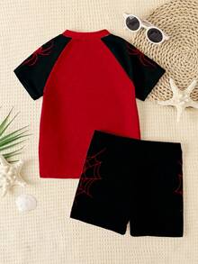 SHEIN Bộ đồ bơi nam gồm áo thun ngắn tay cổ tròn dáng rộng thoải mái và quần short, thích hợp cho mùa hè. Họa tiết trái tim và mạng nhện cổ điển, cá tính, phù hợp cho bơi lội, lướt sóng, đi biển và kỳ nghỉ. - Nhiều màu - Xem 3