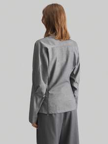 Ontre Áo kiểu nữ 2026SS, Áo casual đa năng, Áo sơ mi tay cánh dơi màu xám nhạt, Áo kiểu cổ lệch, Áo sơ mi thiết kế thời trang, Áo tay dài dáng rộng chất liệu vải dệt, Áo kiểu cổ lửng, Thích hợp cho công sở, giáo viên, đi học, dự đám cưới, phong cách thành thị thanh lịch, tối giản, thoải mái khi đi làm. - Xám - Xem 6