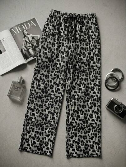 Pantalón animal print de pierna ancha para mujer. Textura lisa con estampado de animal print, sin bolsillos. Tela de poliéster y spandex, ideal para el uso casual. Interior suave y fresco, apto para temporadas de primavera, verano y otoño. Ajuste de cintura natural con cordón ajustable. Muy ligero y cómodo. En algunos colores, el tono y el diseño del estampado pueden variar.