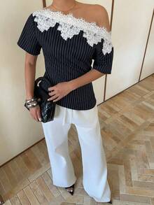 Siren Gaze 女士蕾丝拼接缎面衬衫，不对称肩领设计 - 藏蓝色 - 查看 3