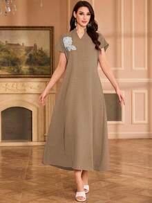 Al Najma Vestido elegante con cuello Mandarín, mangas raglán y bordado floral en el cuello - Marrón - Ver 5