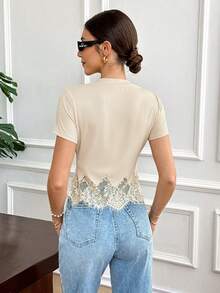 Serisse Áo thun ngắn tay cài cúc phối ren hoa dành cho nữ - Màu be - Xem 2