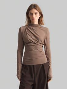 Ontre 2025 Nueva primavera Ropa de mujer Diseño plisado Cuello alto Manga larga Camiseta básica de sentido, Camiseta de manga larga plisada asimétrica de color caqui, Camiseta plisada de mujer de unicolor con cuello alto y manga larga para uso casual, de oficina, de viaje y de alta calidad para aeropuerto - Café integral - Ver 2