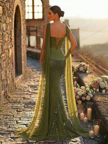 Glamrae 这款深绿色亮片刺绣连衣裙优雅迷人，采用奢华缎面面料，饰以手工珍珠和水钻链。无肩带设计，两件式剪裁，鱼尾裙摆飘逸，亮片点缀其间。适合各种正式场合、婚礼和盛大晚宴。 - 軍綠色 - 查看 4