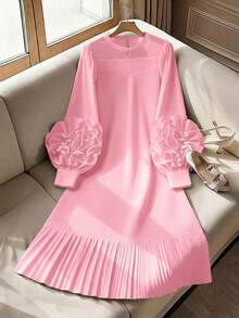 GlowEve CURVE Vestido de manga larga con pliegues y flores 3D de unicolor talla grande - Rosa - Ver 3