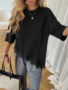 SHEIN Tall CURVE 大尺碼女款高身長黑色T恤，蕾絲拼接不對稱下擺休閒上衣，秋季商務休閒日常夏季穿搭，優雅柔軟 - 黑色 - 查看 3