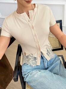 Serisse Áo thun ngắn tay cài cúc phối ren hoa dành cho nữ - Màu be - Xem 5