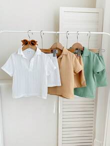SHEIN LMoss Kids 6件套男童休闲校园风舒适时尚简约实用可爱纹理面料短袖衬衫短裤套装，适合春夏日常穿着、运动、郊游、校园活动、聚会、节日庆典、演出、摄影等场合。 - 綠色 - 查看 3