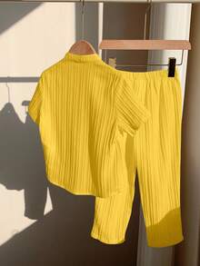 SHEIN 2件套男/女婴舒适休闲日常纹理面料白色短袖衬衫和裤子套装，适合室内、室外、日常、运动、玩耍、聚会、拍照、度假、春夏穿着。 - 黃色 - 查看 2