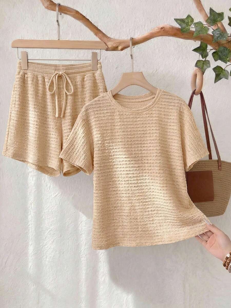SHEIN Frenchy 2件套加大码夏季新款度假T恤短裤套装，2件套女士宽松条纹圆领T恤和松紧腰条纹裤，春夏仿毛衣套装，春夏风格，卡其色，休闲套装，家居服，休闲睡衣，新年睡衣，亲子圣诞睡衣套装，女士休闲套装，棕色两件套，春季女装。女士春夏度假两件套：针织两件套，适合派对、约会、海滩、邮轮、嘉年华、复活节和其他场合。简约时尚的度假风格，假日服装，波西米亚风女士沙滩装，花卉立体纹理面料套装，女士夏季短裤套装，女士夏季休闲套装，针织两件套。 - 黑與白 - 查看 1