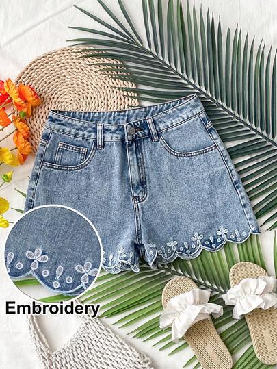 Soleia Quần short denim thêu họa tiết phong cách thường ngày dành cho nữ, màu xanh nhạt thời trang với đường viền lượn sóng, thích hợp mặc hàng ngày.